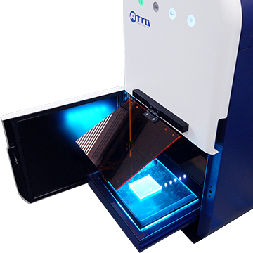 CyanoViewⅠをLuminoGraphⅠに設置し、ゲル切出し用オレンジカバーを設置したイメージ。 WSE-6100H-ACPに標準付属します。