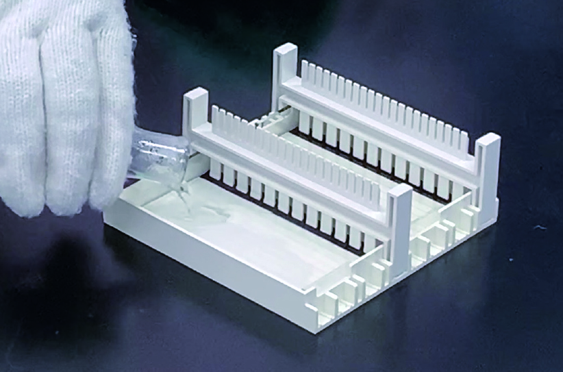 WSE-1710ゲル作製器_ゲル注ぐ.jpg